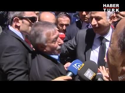 Öfkeli çiftçi sorunlarını anlatmak istedi Bakan korumaları müdahale etti