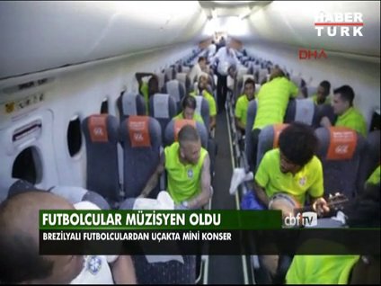 Brezilyalı futbolculardan uçakta mini konser
