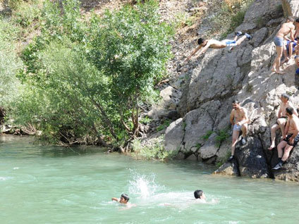 Hakkarili gençler Şine Deresini plaja çevirdi