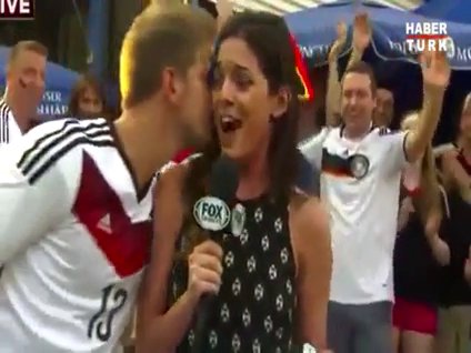 Canlı yayında muhabire öpücük