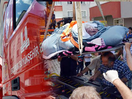 Erzurum'da 430 kiloya ulaşan kadın evinden vinç ile çıkarıldı