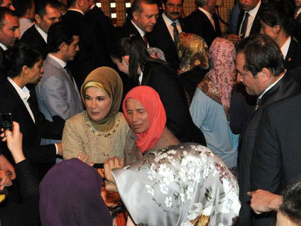 Adaylığı açıklanan Başbakan Erdoğan, mahallesinde coşkuyla karşılandı