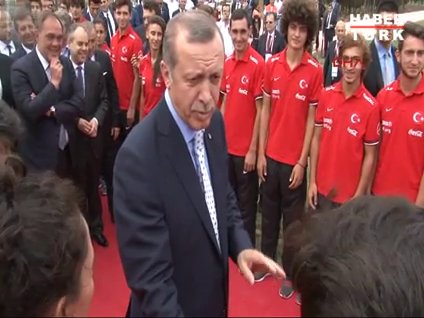 Başbakan Erdoğan'dan dövme eleştirisi