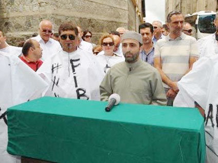 Dövizzedeler bu kez kefen giyip bankaya pamuk attı
