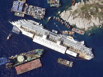 İtalya'da kayalıklara çarpan Costa Concordia gemisinden yeni görüntüler