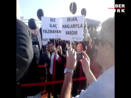 Bilgi'de pankartlı mezuniyet