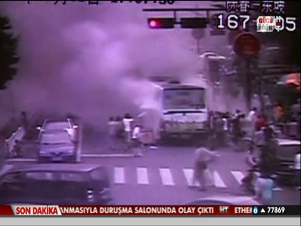 Otobüsü böyle ateşe verdi