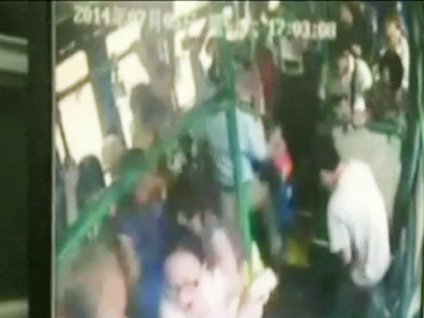 Çin'de bir otobüsün içinde can pazarı yaşandı