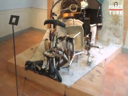 Alet edevatla insan portresi!