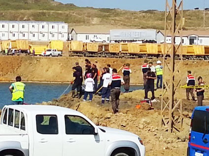 İstanbul'da bir iş makinası göle uçtu: 1 ölü