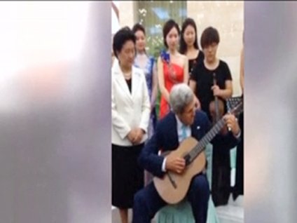 John Kerry'den gitar şov!