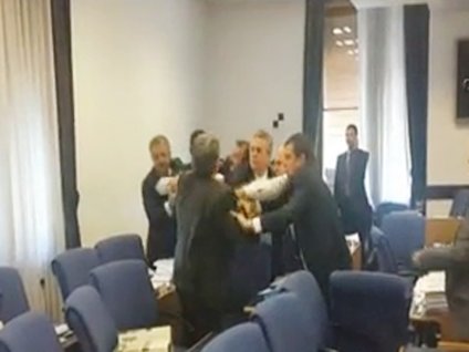 Meclis'te AK Parti ve CHP'li vekiller arasında yumruklu kavga