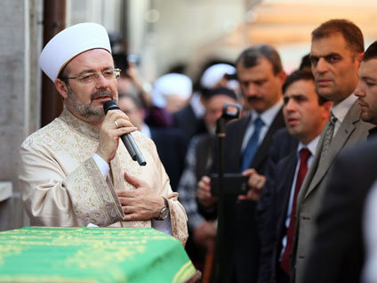 Diyanet İşleri Başkanı Mehmet Görmez Esenyurt'ta yakılan camiye gitti