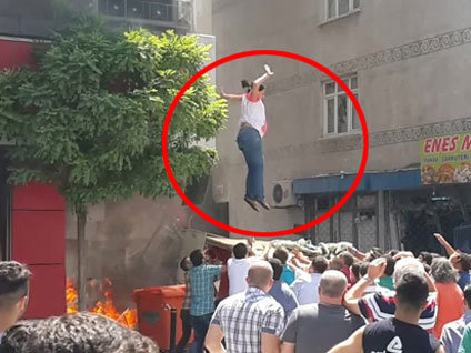 Zeytinburnu'ndaki büyük patlamada hamile kadın böyle balkondan atladı