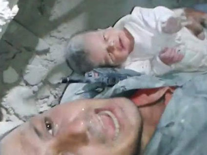 Suriye'de bir bebek enkaz altından canlı çıkarıldı