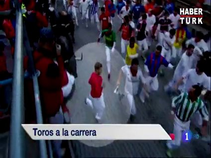 Boğadan kaçarken selfie çekmeye çalışmak