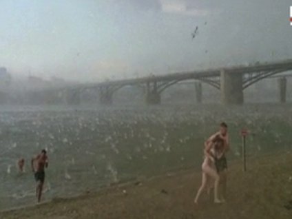 Rusya'daki bir plaja kiraz büyüklüğünde dolu yağdı