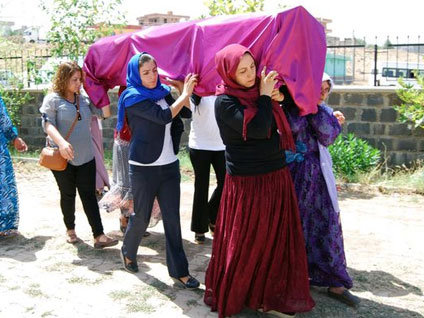 Şırnak'ta kimliği tespit edilemeyen kadının cenazesini kadınlar defnetti