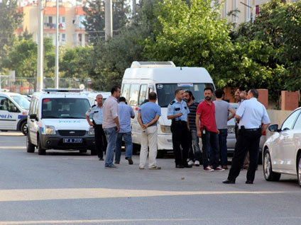 Antalya'da polislerin tekmeleri havada uçuştu