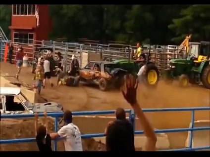 Seyircilerin üzerinden geçti!