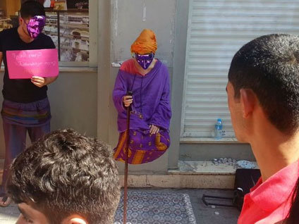 Taksim'de baston üzerinde havada duran adam görenleri şaşırttı