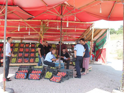 Bursa İstanbul Karayolu'nda şeftali satan köylülerin tezgahları yıkıldı