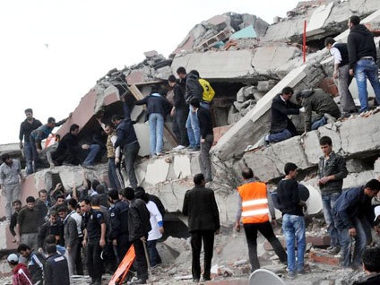 Van depreminde yıkılan otelin sahiplerine tazminat