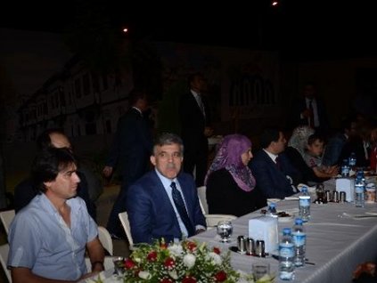 Gül, Suriyelilerle iftar yaptı