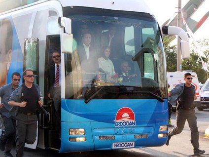 Kürtçe pankartlarla karşılama