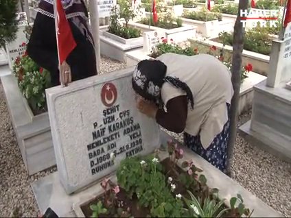 Şehitlikte ağlatan bayram ziyareti