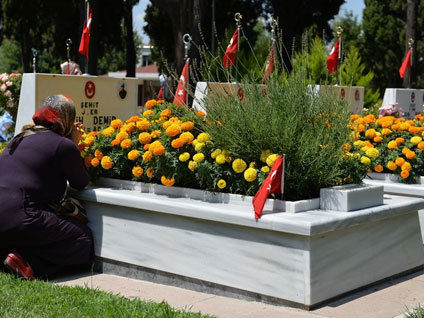Şehitliklerde buruk bayram