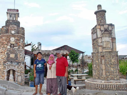 Evinin bahçesini müzeye çevirdi