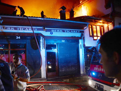 Ankara Kalesi'nde yangın: 17 işyeri kül oldu
