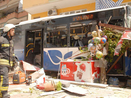 Denizli'de otobüs kazası: 2 ölü,16 yaralı