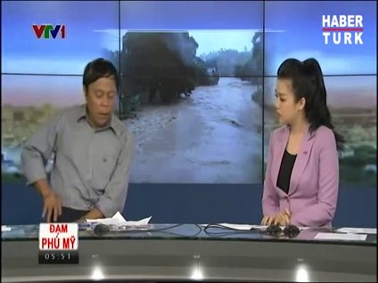 Canlı yayında çalan telefonunu fırlattı