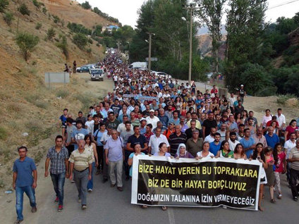Halay eşliğinde protesto