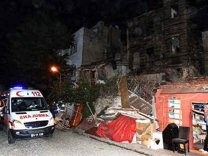 Fatih'te bina çöktü