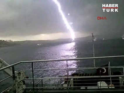 Denizin ortasında yıldırım böyle görüntülendi