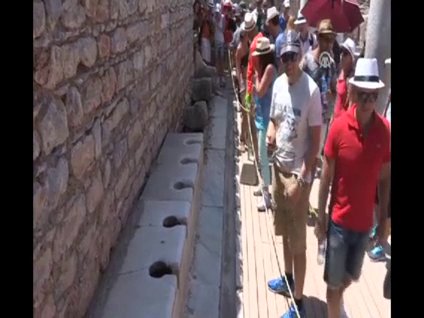 2 bin yıllık tuvaletin önünde kuyruk