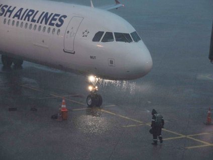 Uçuşlara yağmur engeli