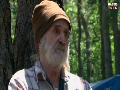 Evsiz adamın sığınağını yıktılar