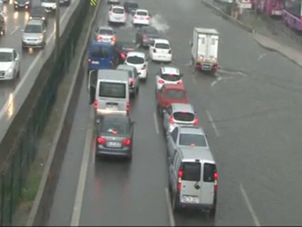 Otoyol göle döndü