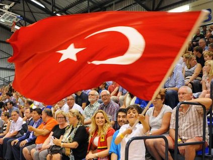 12 Dev Adam tatsız başladı