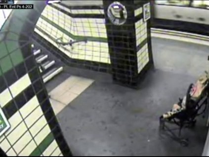 Bebek metro rayına düştü