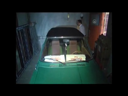 Otomobilini 35 yıldır oturma odasında saklıyor