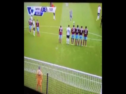 Frikik atışını taraftar kullandı!