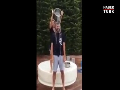 Shakira ve sevgilisinden bir kova buz!