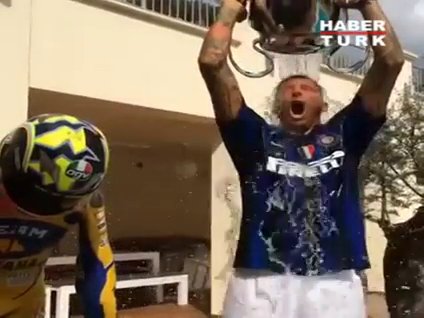 Materazzi'den, Zidane'a imalı gönderme!