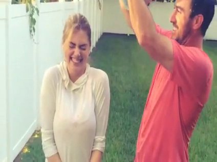 Sırayla birbirlerine buzlu su döktüler