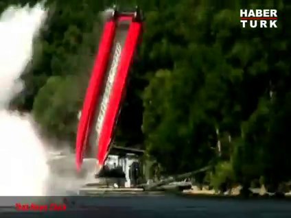 Hız sınırını aşıp takla atan sürat teknesi